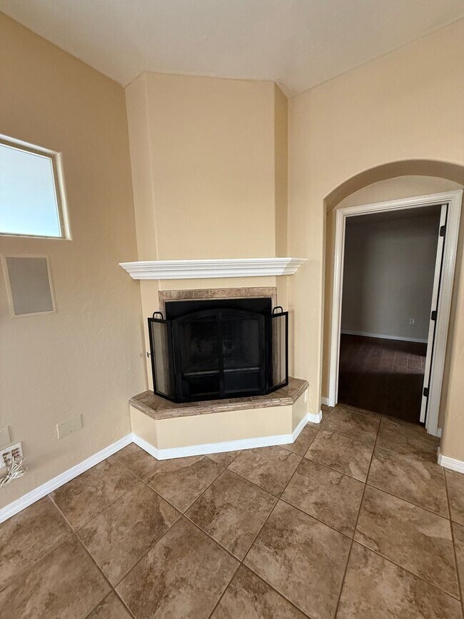 Building Photo - 2043 Villa Napoli Loop E