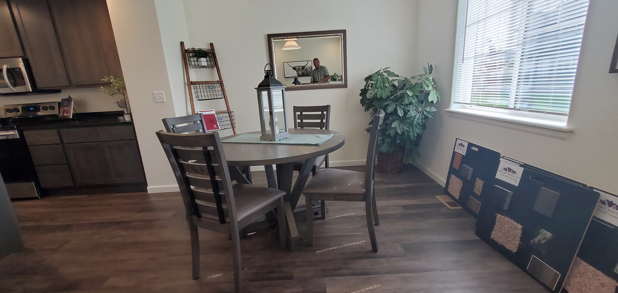 Dining area - 4355 24th Street Rd
