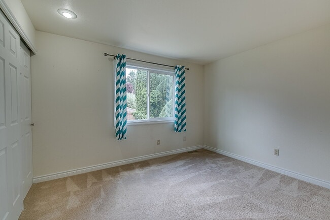 Building Photo - Gorgeous 3 bedroom home in College Hill Skyridge neighborhood of Bellevue