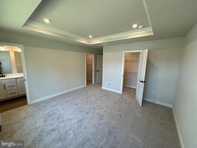 Building Photo - 6 Foxwood Dr