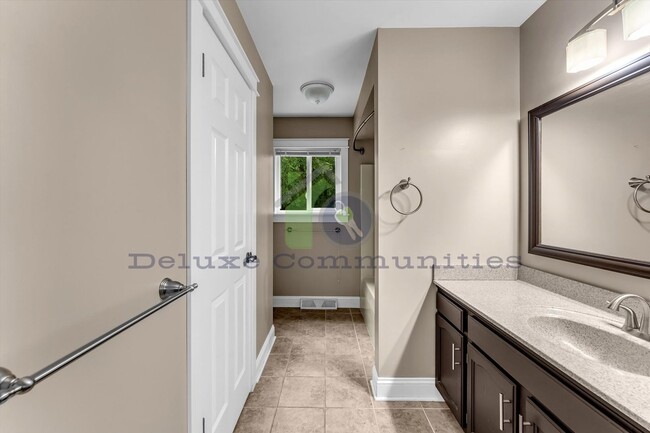 Building Photo - Beautiful Spacious 4 Bedroom Kentwood Home