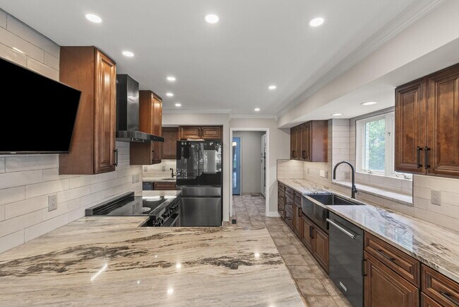 Building Photo - 1233 Sherborne Pl