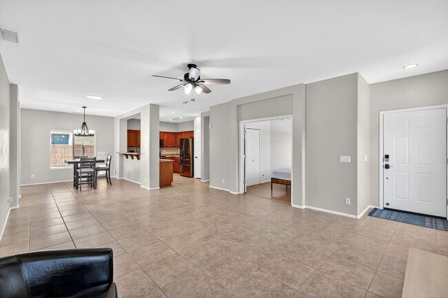 Building Photo - 697 W Oak Tree Ln