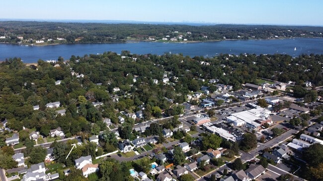 Building Photo - 516 River Rd