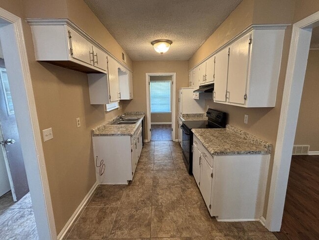 Building Photo - 6810 Sycamore Hill Dr