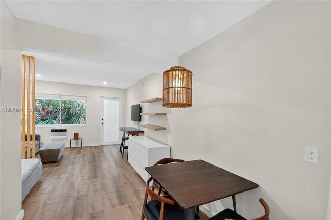 Building Photo - 428 Collins Ave