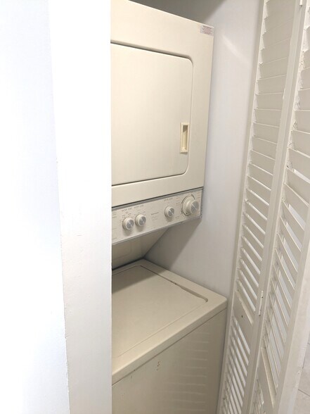 Building Photo - 9436 SW 140th Ct