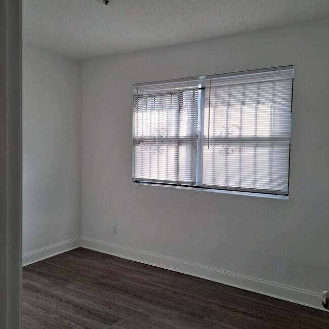 Building Photo - 1416 W 13th St