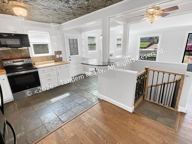 Building Photo - 2228 Ashwood Ave