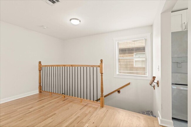 Building Photo - AVAILABLE NOW! 2 Bedroom 1 Bathroom Duplex in Kansas City $1400