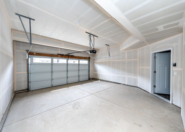 Building Photo - End Unit 3 BedTownhome in Mountain Shadows