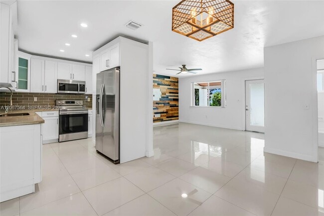 Building Photo - 9841 Dominican Dr