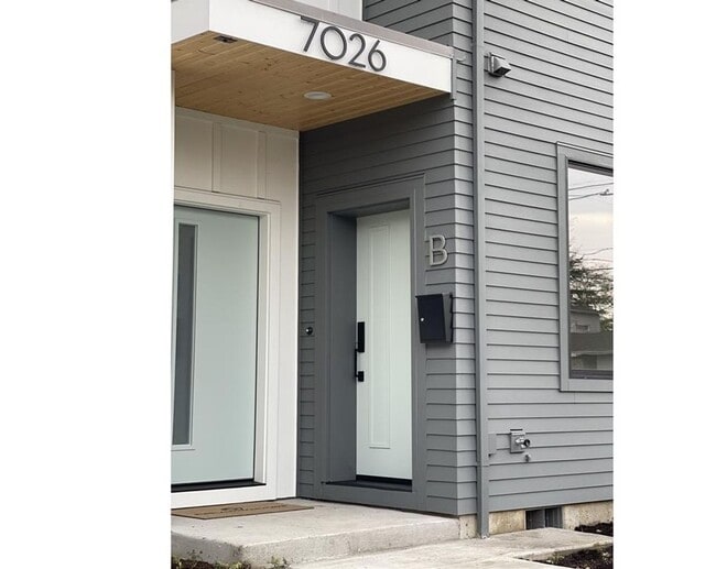 Building Photo - Elegant Townhome with modern architectural design Located in the Brentwood Neighborhood