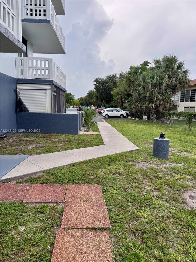 Building Photo - 919 Hillcrest Dr