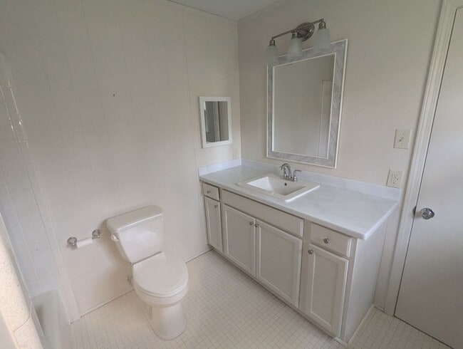 Building Photo - 3 bedroom 2 bath in Northwood Lake