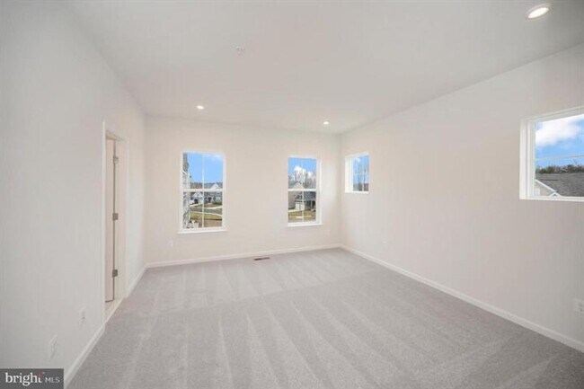 Building Photo - Great Townhome in Embrey Mill