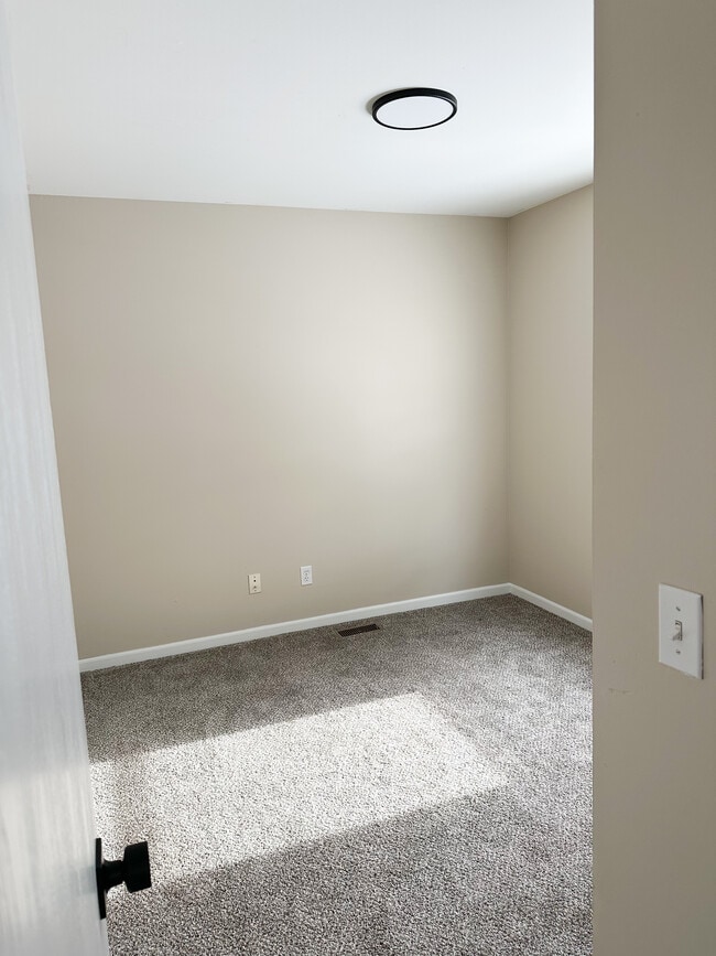 Building Photo - 10 Delta St