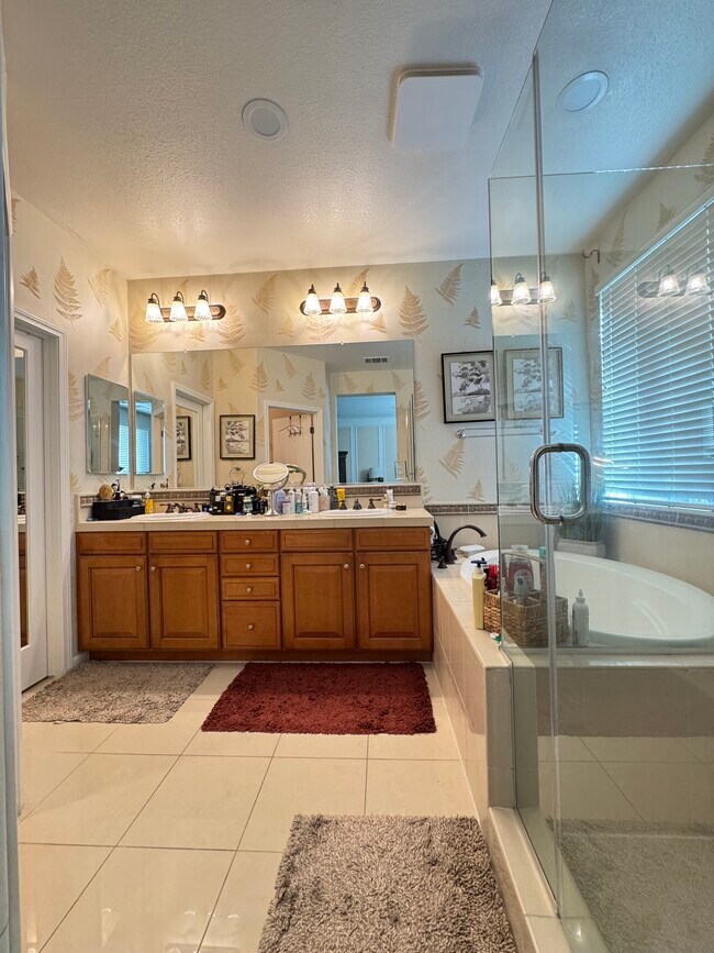 Building Photo - 2400 Ventana View Way