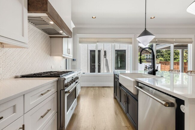 Building Photo - BEAUTIFUL CUSTOM BUILT HOME. 12 SOUTH ACRO...