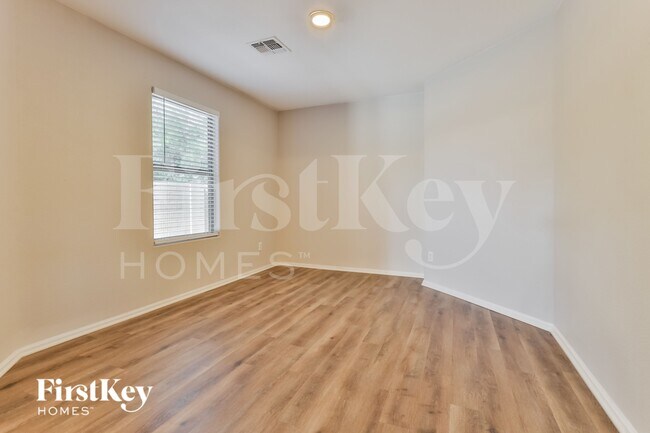 Building Photo - 425 W Jersey Way