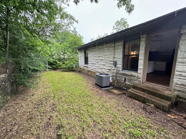 Building Photo - 1602-1604 N Park St