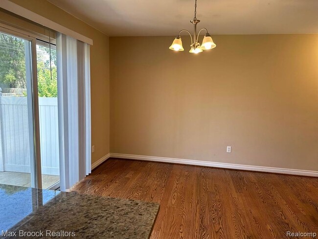 Building Photo - 1049 Birchwood Ave