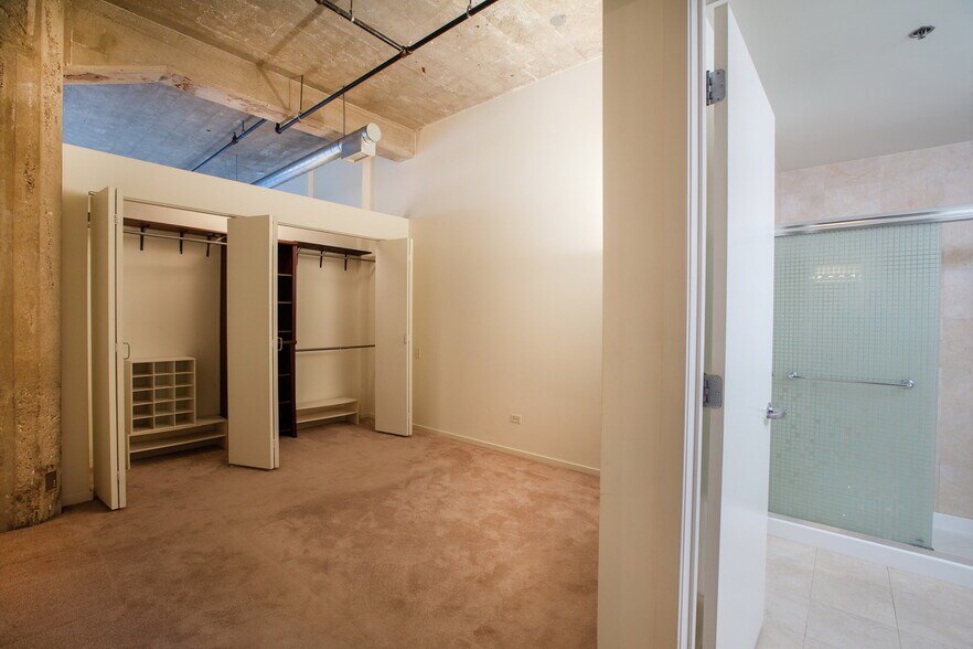 Building Photo - 210 S Desplaines St