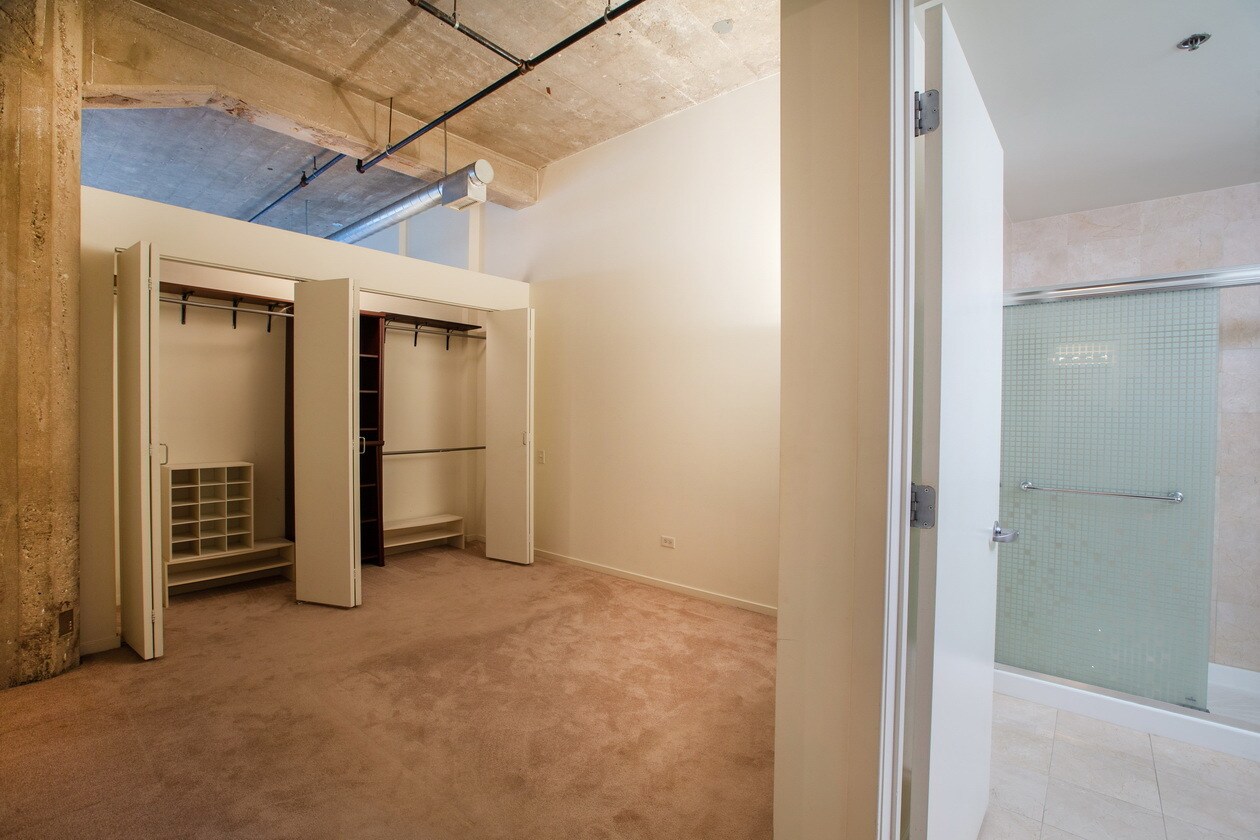 Building Photo - 210 S Desplaines St