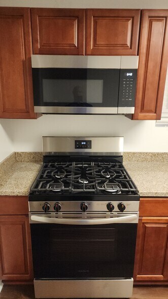 Gas Range - 735 Lees Ln