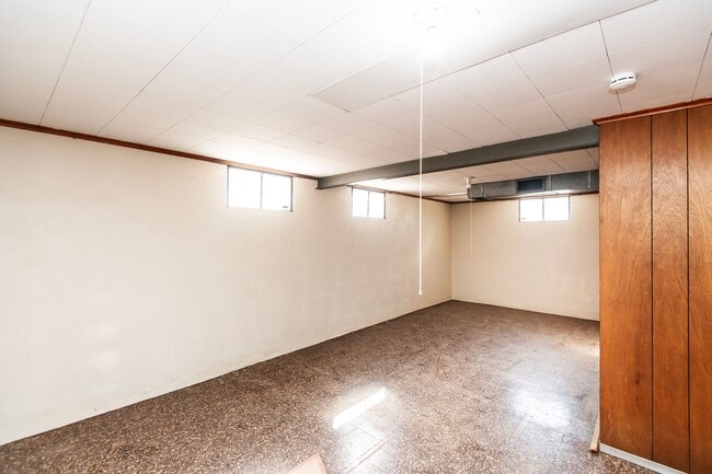 Building Photo - Lovely 3 Bedroom 2 Bathroom Home