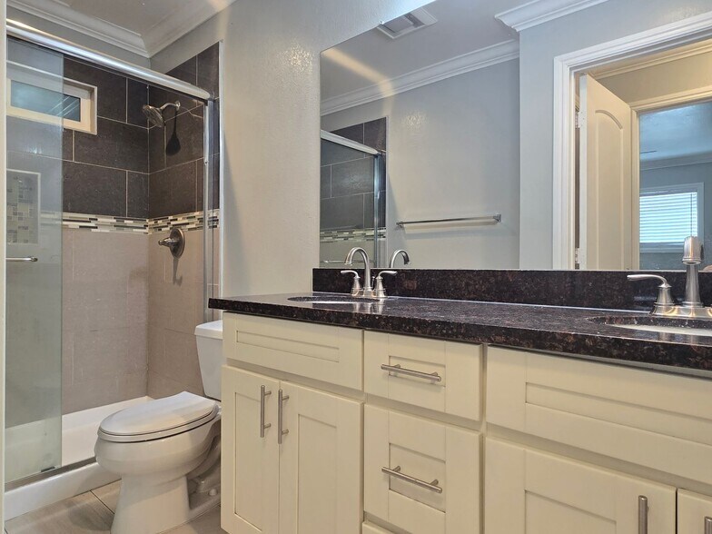 Building Photo - 450 California St