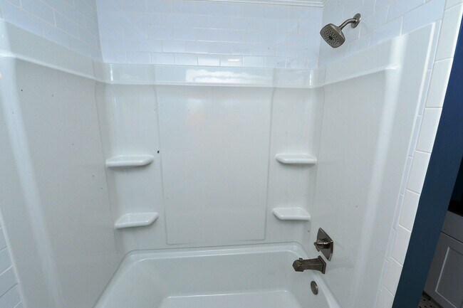 Building Photo - 817 Englewood Dr