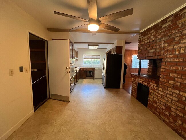 Building Photo - 6484 Camelia Dr