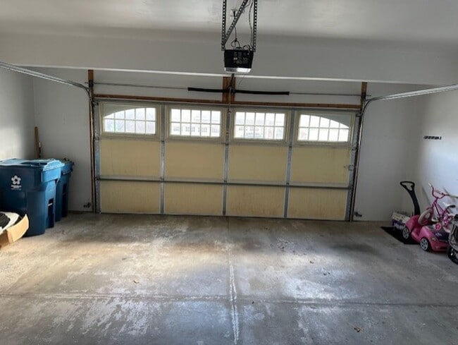 Building Photo - 1841 Vista Dr