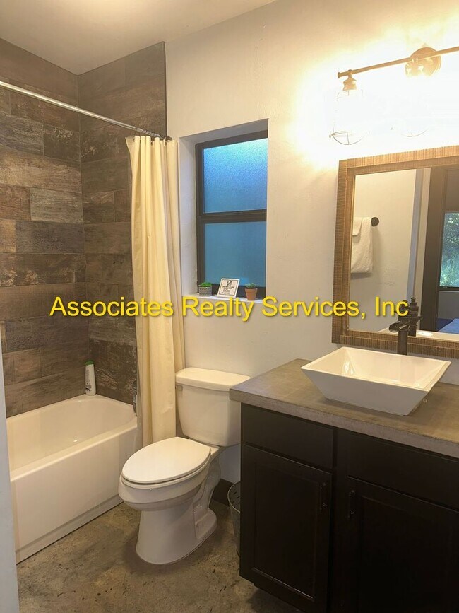 Building Photo - Modern Industrial 2Bed/2Bath Plus Loft in NW Gainesville