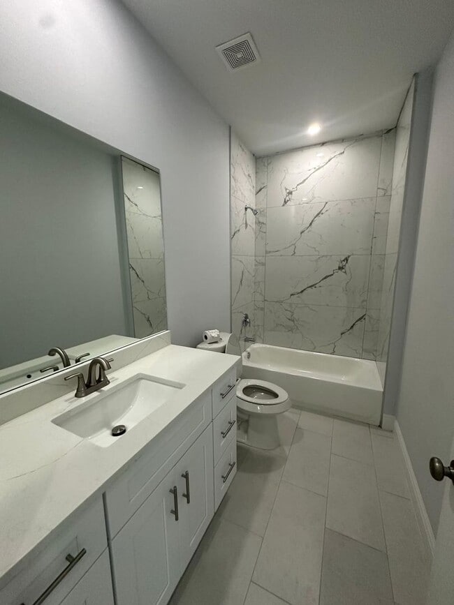 Building Photo - Single Family Home in San Carlos - STUDENTS WELCOME