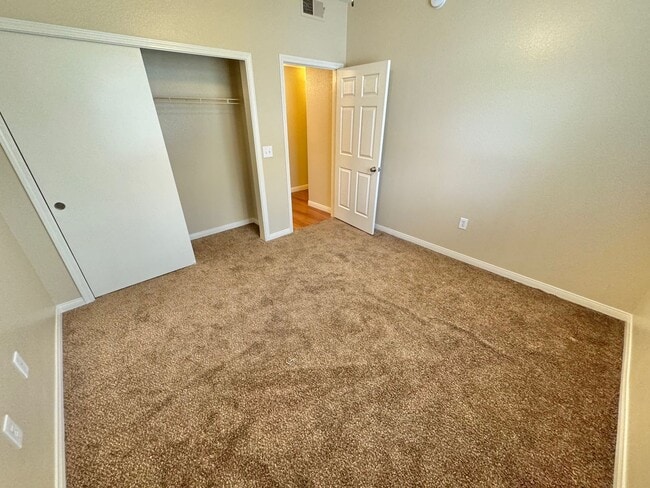 Building Photo - SPACIOUS 3 BEDROOM 2 FULL BATH CONDO IN GA...