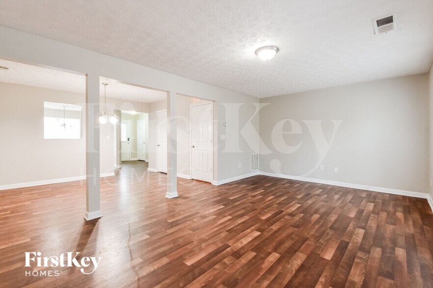 Building Photo - 2435 Piering Dr