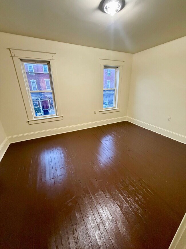 Building Photo - 631 E Madison St