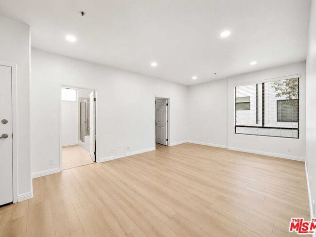 Building Photo - 9836 Vidor Dr