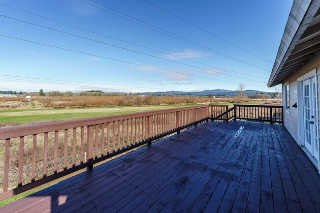 Building Photo - 4 Bedroom 2.5 Bathroom With Large Fenced B...