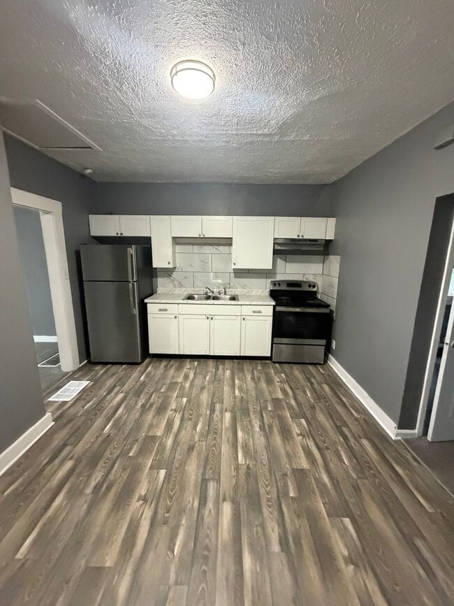 Building Photo - Freshly updated 3BR home!
