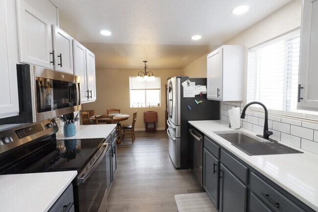 Building Photo - MOVE IN SPECIAL IF YOU SIGN LEASE BY 4/15/2026!!!!!!! Newly Updated 3/2 Home in SW Redmond