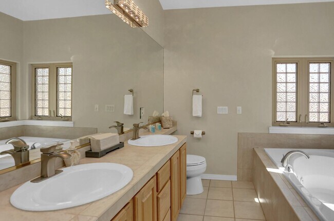 Building Photo - 10503 E Meadow Run
