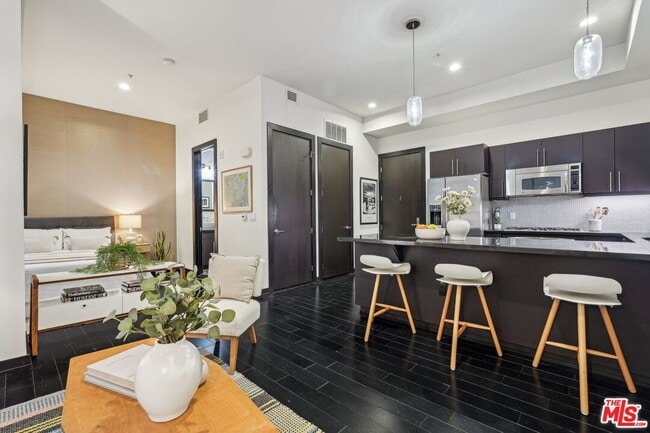 Building Photo - 655 S Hope St