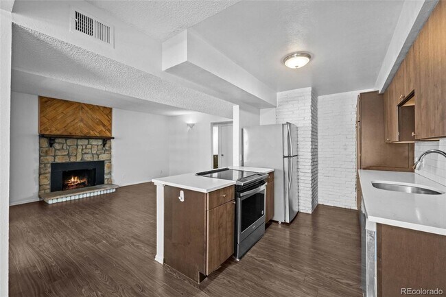 Building Photo - Metro Denver Condo with all the amenities