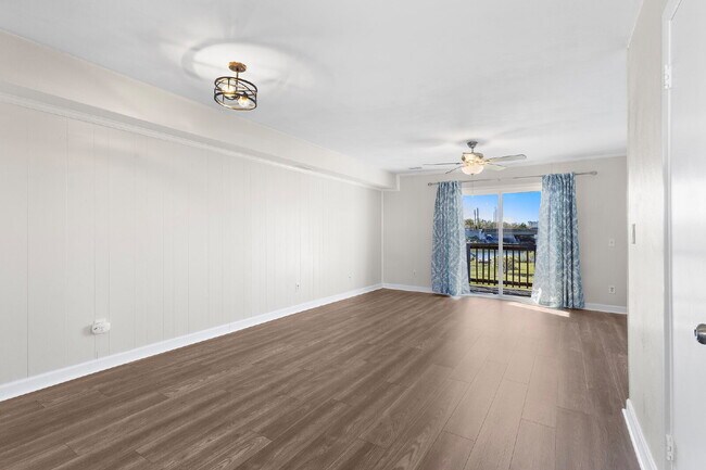 Building Photo - Beachside Living with Beautiful Bay Views