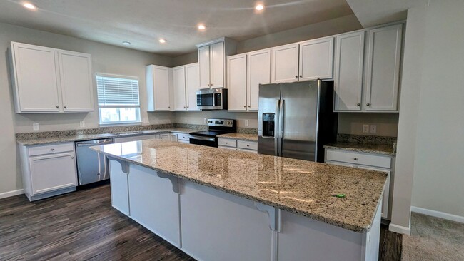 Building Photo - Luxury Townhome