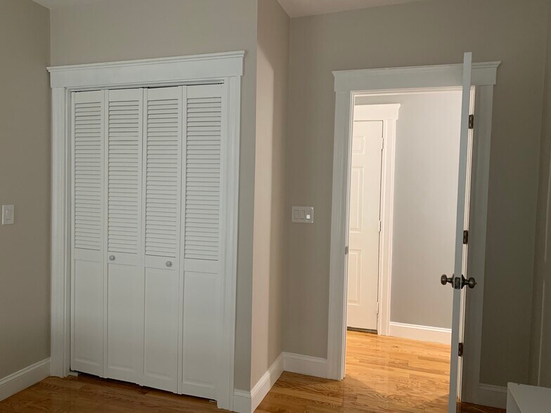 Building Photo - 148 Hillside St