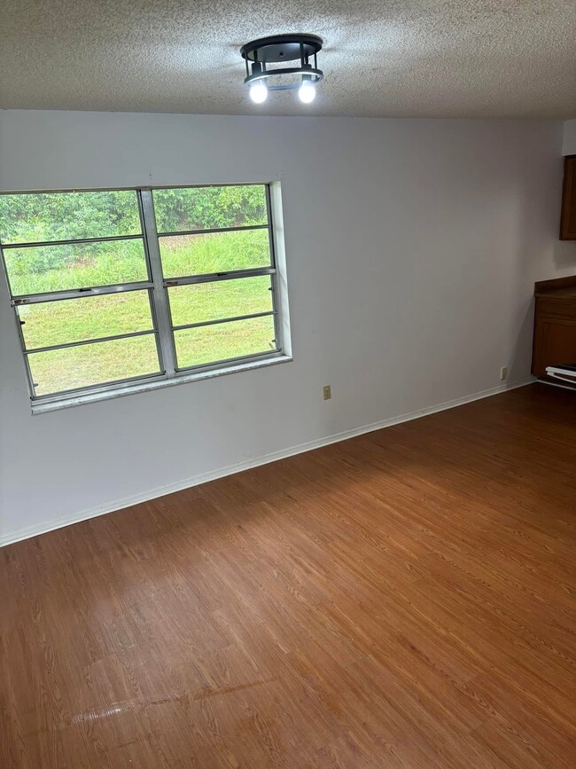 Building Photo - 321 E Primrose Ln